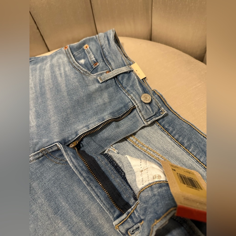 NWT Levi’s Hyper Soft High Rise Shorts – Size 8/WM 29 - Picture 5 of 7